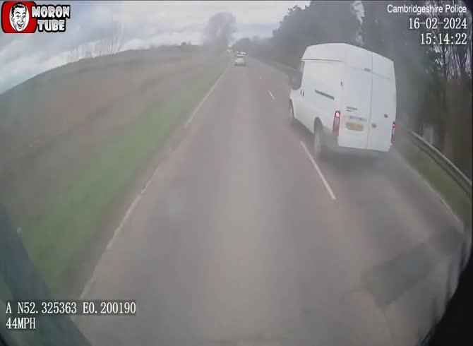 Video :During a police pursuit, a driver pushes aside traffic